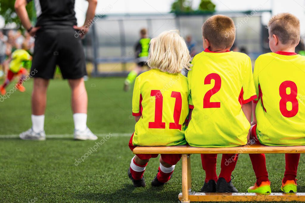 Fußballteam mit Vereinsausstattung